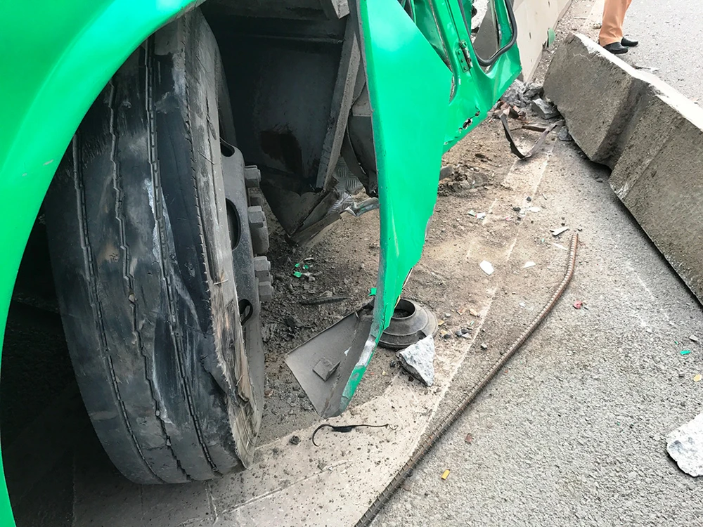 lao lên dải phân cách